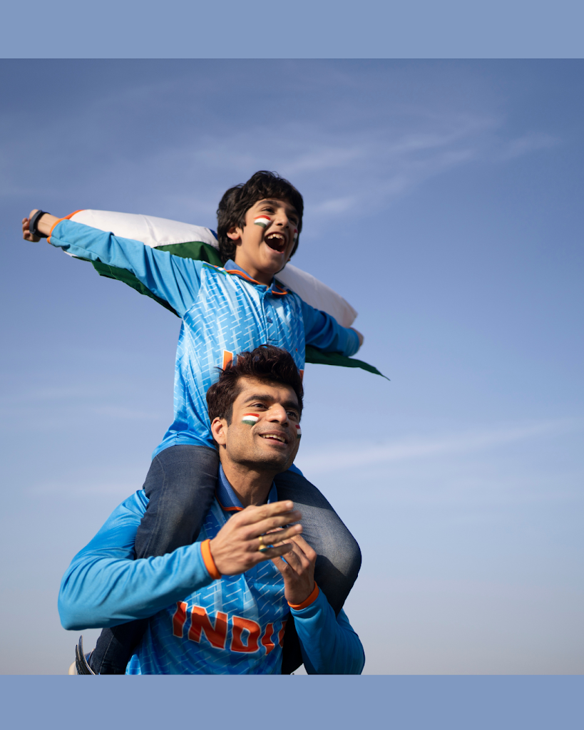 pai carregando o filho nos ombros