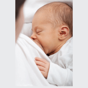bebê recém-nascido a mamar no seio de sua mãe