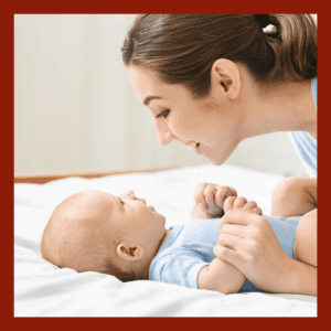 mãe conversando com bebe deitado na cama