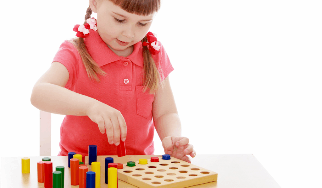 menina a brincar com brinquedo montessoriano