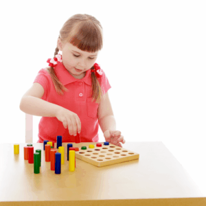 materiais Montessori, menina manipulando material Montessori