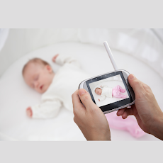 Babá eletrônica de vídeo mostrando bebê dormindo no berço.