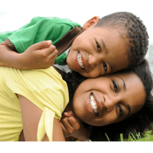 mãe e filho felizes