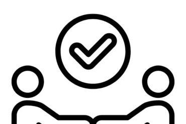 ícone com duas pessoas apertando as mãos e um sinal de consentimento